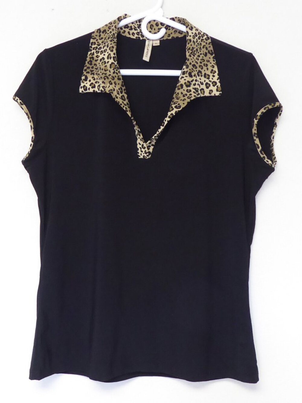 Susan Lawrence black short sleeve top with cheetah print collar size XL
